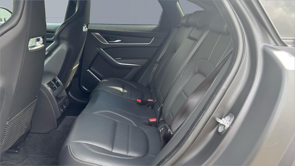 Jaguar F-Pace 2.0 D200 R-Dynamic HSE 5dr Auto AWD Diesel Estate - Image 4
