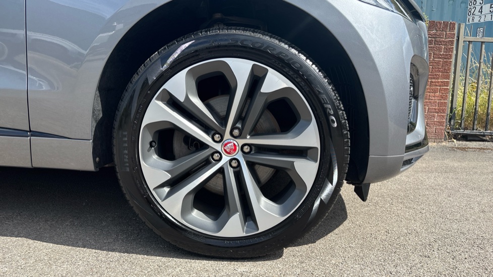 Jaguar F-Pace 2.0 D200 R-Dynamic HSE 5dr Auto AWD Diesel Estate - Image 8