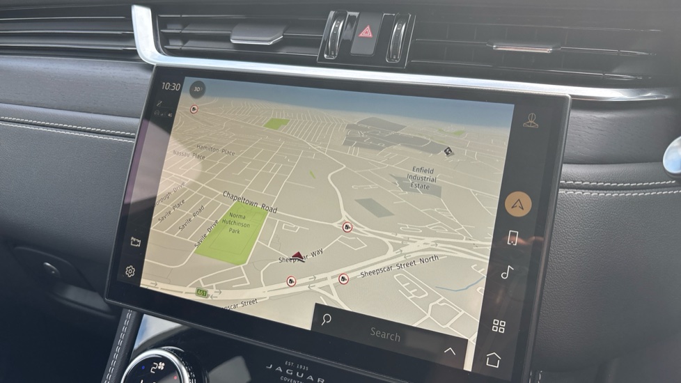 Jaguar F-Pace 2.0 D200 R-Dynamic HSE 5dr Auto AWD Diesel Estate - Image 11