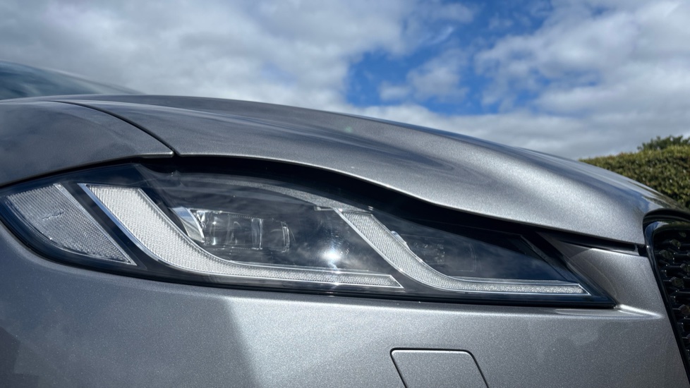 Jaguar F-Pace 2.0 D200 R-Dynamic HSE 5dr Auto AWD Diesel Estate - Image 17