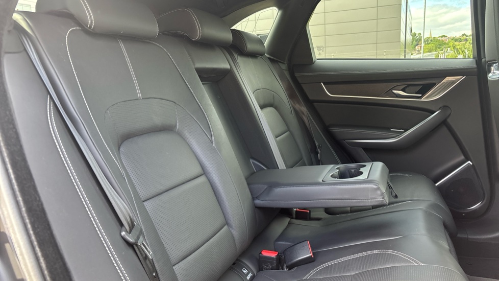Jaguar F-Pace 2.0 D200 R-Dynamic HSE 5dr Auto AWD Diesel Estate - Image 34