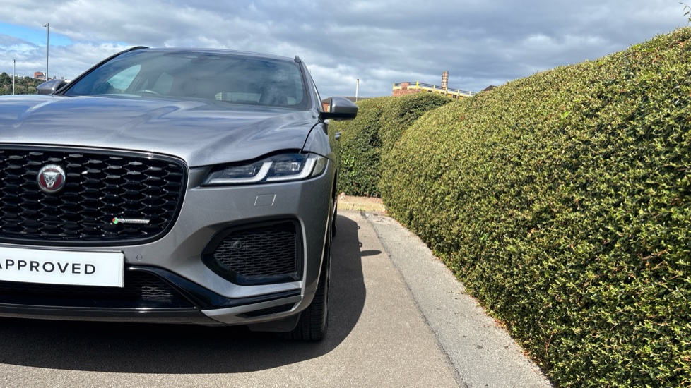 Jaguar F-Pace 2.0 D200 R-Dynamic HSE 5dr Auto AWD Diesel Estate - Image 35