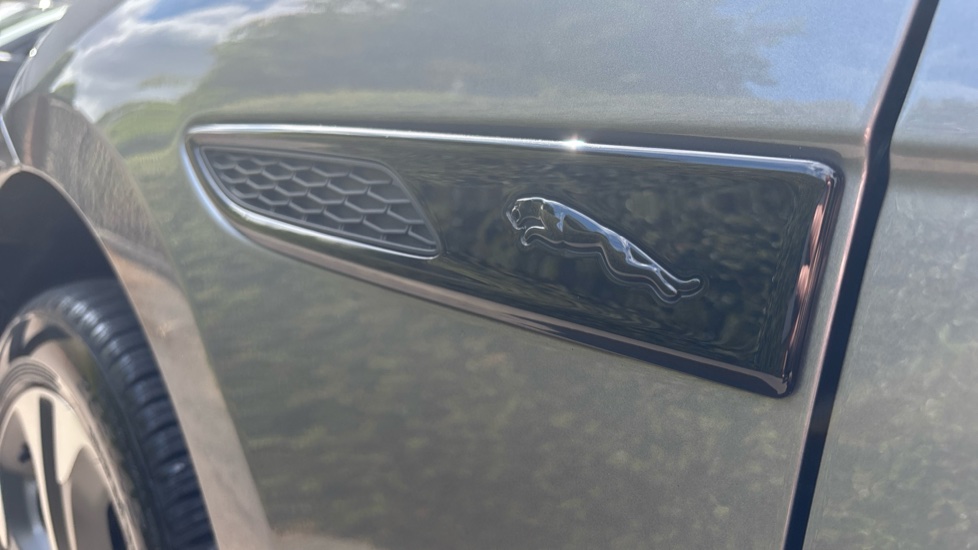 Jaguar F-Pace 2.0 D200 R-Dynamic HSE 5dr Auto AWD Diesel Estate - Image 38