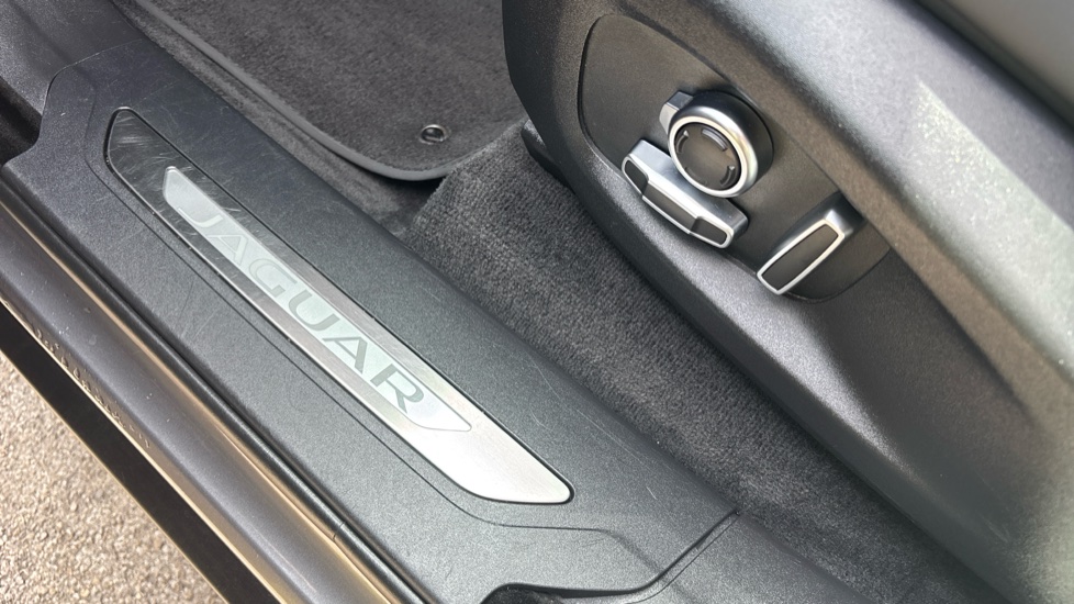 Jaguar F-Pace 2.0 D200 R-Dynamic HSE 5dr Auto AWD Diesel Estate - Image 39