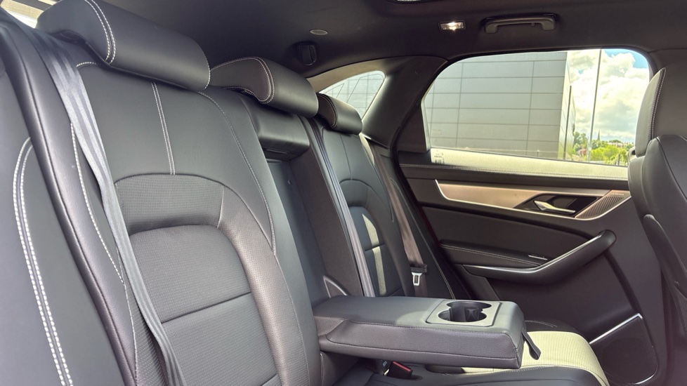 Jaguar F-Pace 2.0 D200 R-Dynamic SE Black 5dr Auto AWD Diesel Estate - Image 27