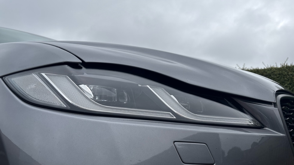 Jaguar F-Pace 5.0 V8 550 SVR 5dr Auto AWD Petrol Estate - Image 17