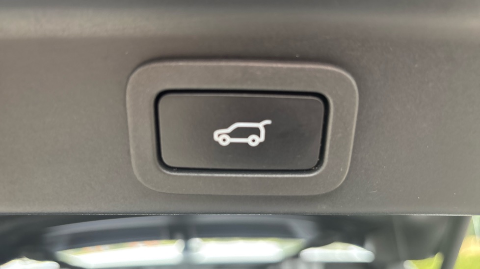 Jaguar F-Pace 5.0 V8 550 SVR 5dr Auto AWD Petrol Estate - Image 21