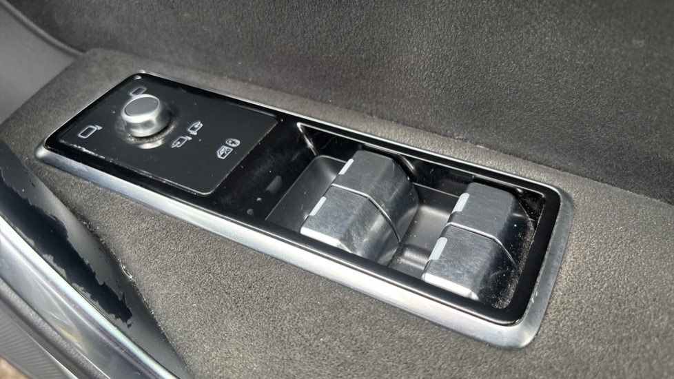 Jaguar F-Pace 5.0 V8 550 SVR 5dr Auto AWD Petrol Estate - Image 22