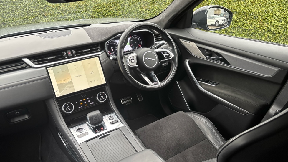 Jaguar F-Pace 5.0 V8 550 SVR 5dr Auto AWD Petrol Estate - Image 31