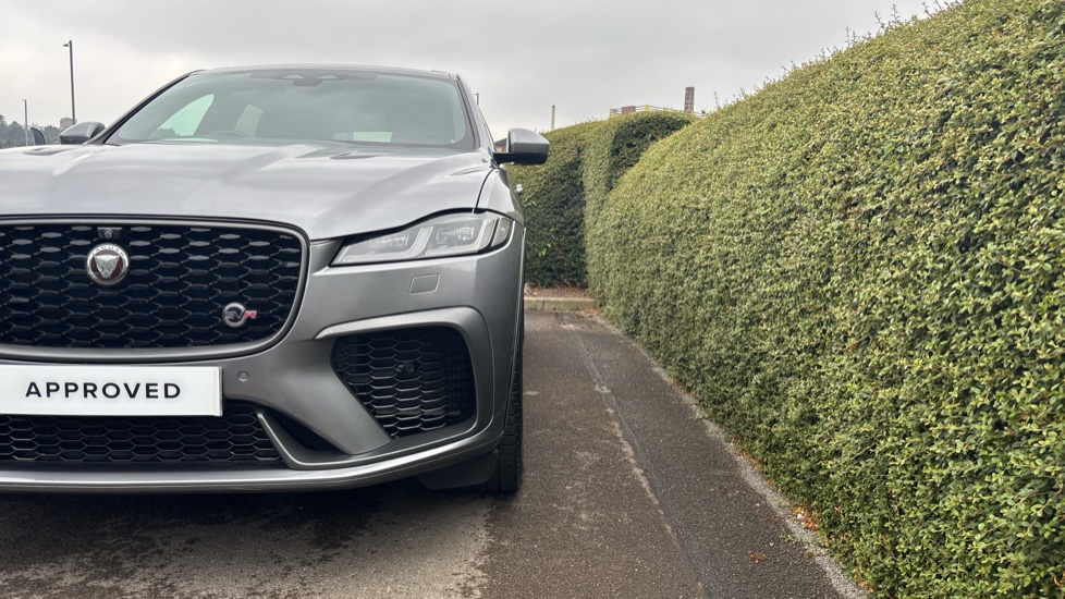 Jaguar F-Pace 5.0 V8 550 SVR 5dr Auto AWD Petrol Estate - Image 38