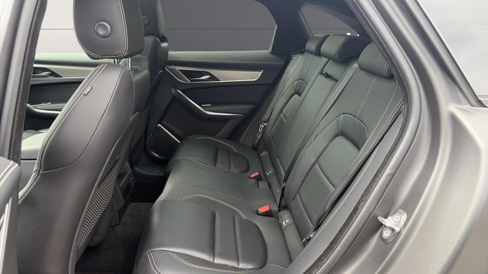 Jaguar F-Pace 3.0 D300 R-Dynamic SE Black 5dr Auto AWD Diesel Estate - Image 4