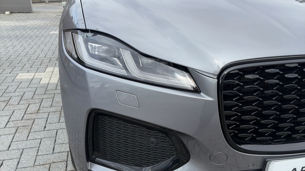 Jaguar F-Pace 3.0 D300 R-Dynamic SE Black 5dr Auto AWD Diesel Estate - Image 17