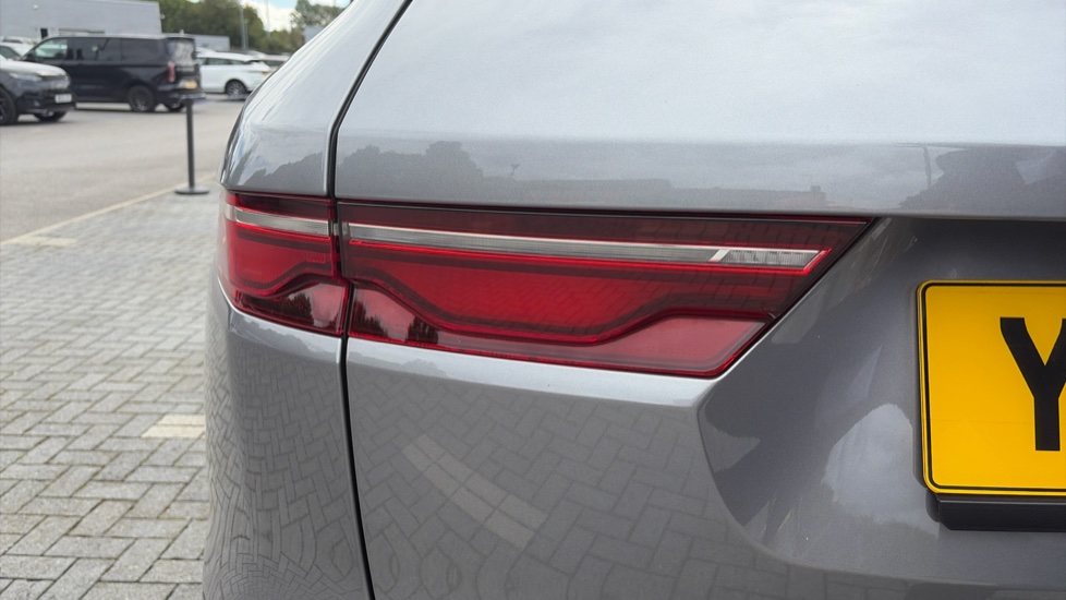 Jaguar F-Pace 3.0 D300 R-Dynamic SE Black 5dr Auto AWD Diesel Estate - Image 19
