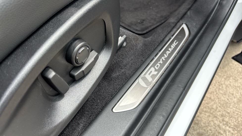 Jaguar E-Pace 2.0 D200 R-Dynamic SE 5dr Auto Diesel Estate - Image 21