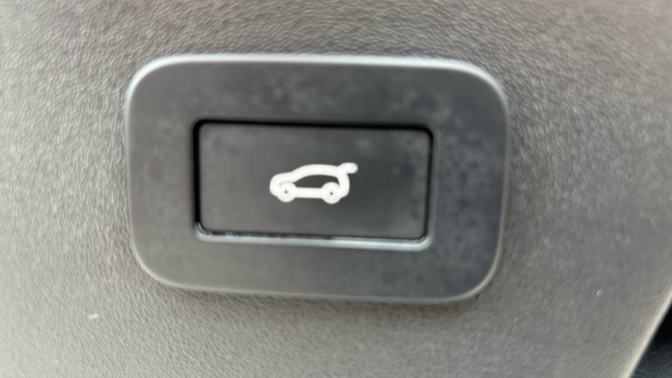 Jaguar E-Pace 2.0 D200 R-Dynamic SE 5dr Auto Diesel Estate - Image 22