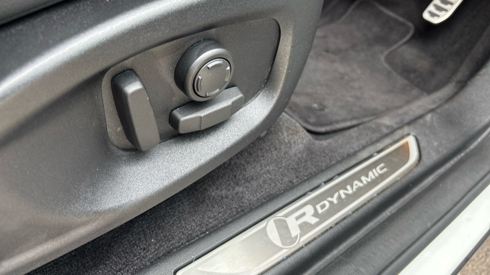 Jaguar E-Pace 2.0 D200 R-Dynamic SE 5dr Auto Diesel Estate - Image 23