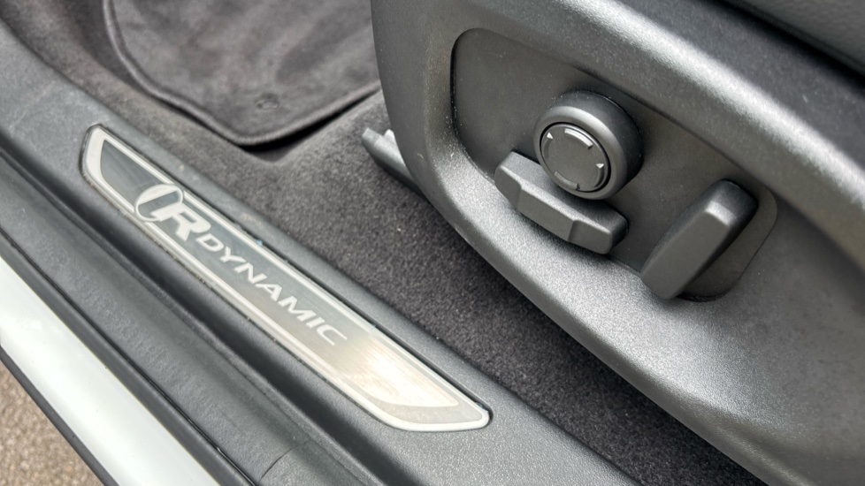 Jaguar E-Pace 2.0 D200 R-Dynamic SE 5dr Auto Diesel Estate - Image 38
