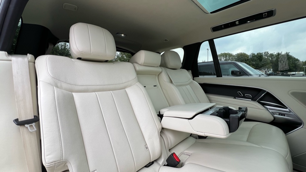 Land Rover Range Rover 3.0 D350 HSE LWB 4dr Auto [7 Seat] Diesel Estate - Image 32