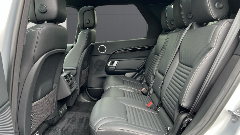 Land Rover Discovery 3.0 D300 R-Dynamic SE 5dr Auto Diesel Station Wagon - Image 4