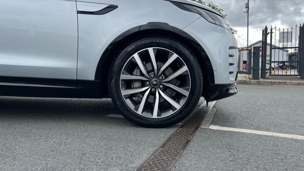 Land Rover Discovery 3.0 D300 R-Dynamic SE 5dr Auto Diesel Station Wagon - Image 8