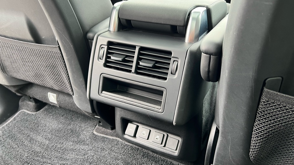 Land Rover Discovery 3.0 D300 R-Dynamic SE 5dr Auto Diesel Station Wagon - Image 18