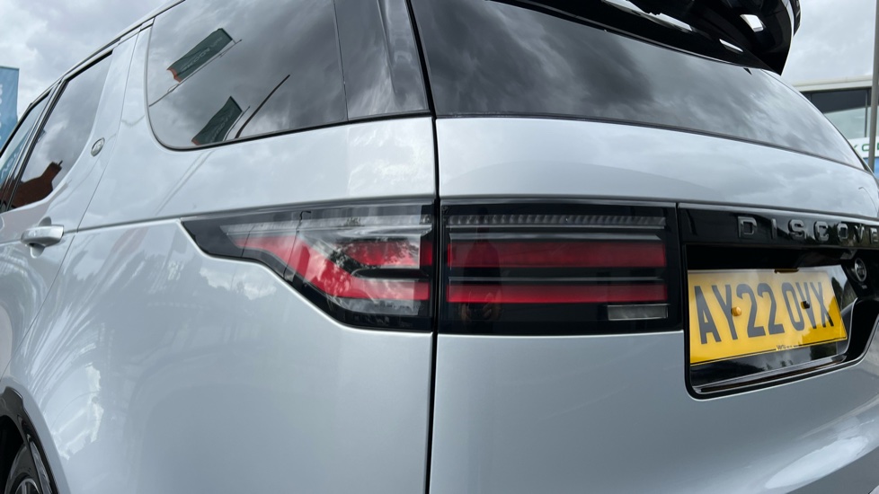 Land Rover Discovery 3.0 D300 R-Dynamic SE 5dr Auto Diesel Station Wagon - Image 19
