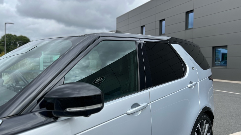 Land Rover Discovery 3.0 D300 R-Dynamic SE 5dr Auto Diesel Station Wagon - Image 22