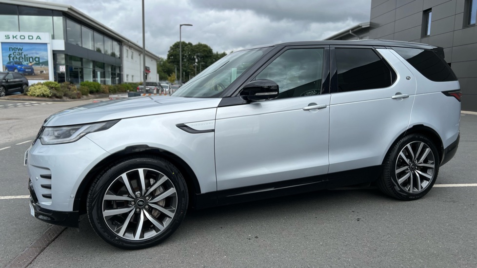 Land Rover Discovery 3.0 D300 R-Dynamic SE 5dr Auto Diesel Station Wagon - Image 23