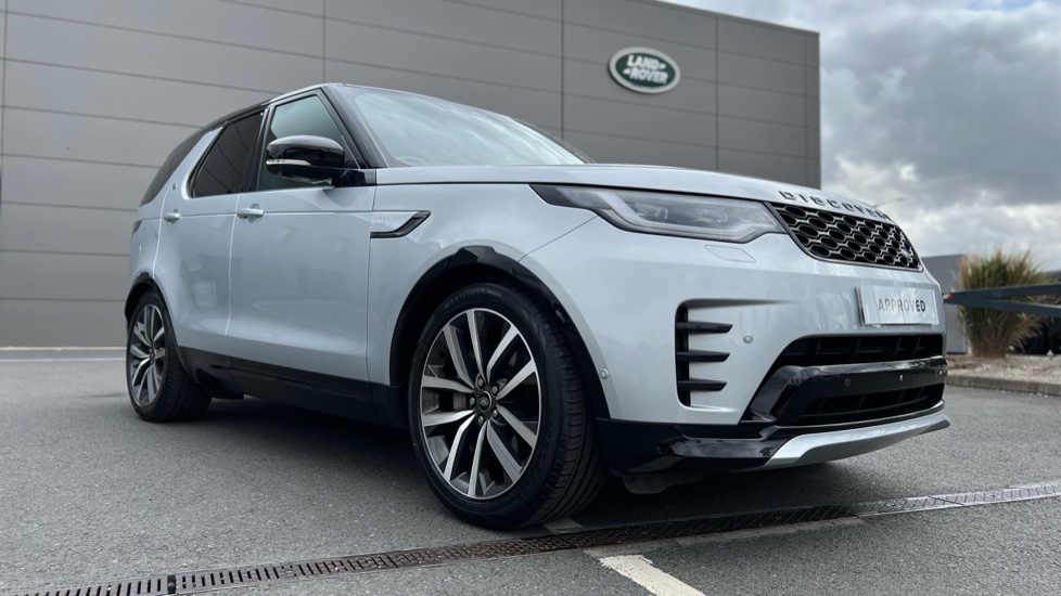 Land Rover Discovery 3.0 D300 R-Dynamic SE 5dr Auto Diesel Station Wagon - Image 25