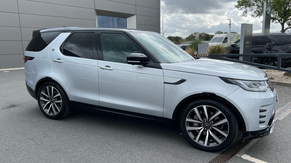 Land Rover Discovery 3.0 D300 R-Dynamic SE 5dr Auto Diesel Station Wagon - Image 26