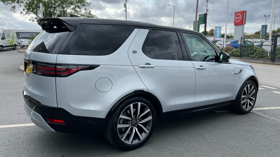 Land Rover Discovery 3.0 D300 R-Dynamic SE 5dr Auto Diesel Station Wagon - Image 27