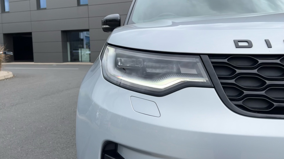 Land Rover Discovery 3.0 D300 R-Dynamic SE 5dr Auto Diesel Station Wagon - Image 30