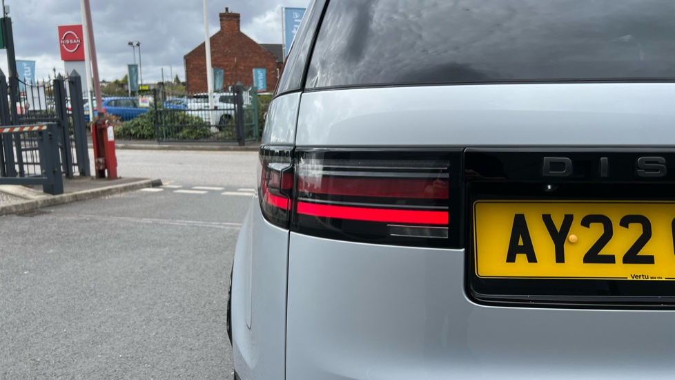 Land Rover Discovery 3.0 D300 R-Dynamic SE 5dr Auto Diesel Station Wagon - Image 31
