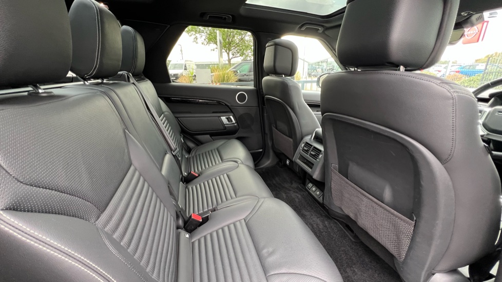 Land Rover Discovery 3.0 D300 R-Dynamic SE 5dr Auto Diesel Station Wagon - Image 33