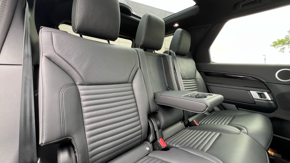 Land Rover Discovery 3.0 D300 R-Dynamic SE 5dr Auto Diesel Station Wagon - Image 34