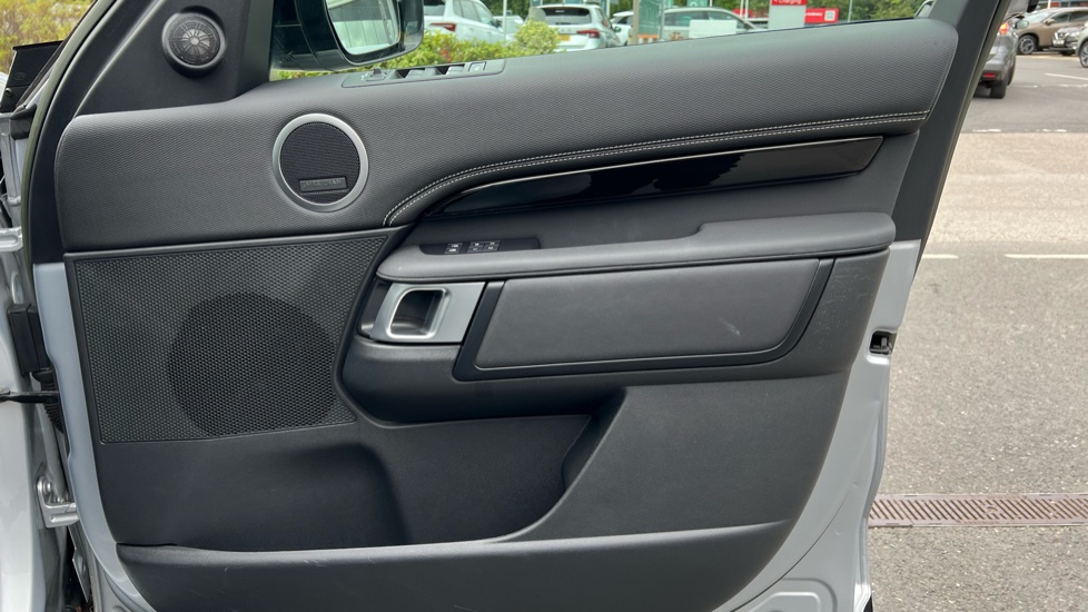 Land Rover Discovery 3.0 D300 R-Dynamic SE 5dr Auto Diesel Station Wagon - Image 35