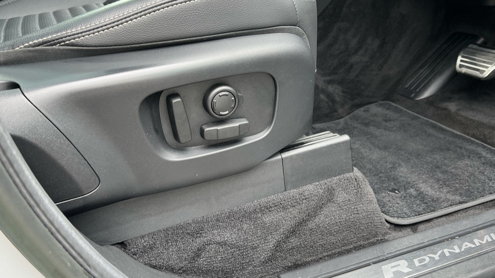 Land Rover Discovery 3.0 D300 R-Dynamic SE 5dr Auto Diesel Station Wagon - Image 37