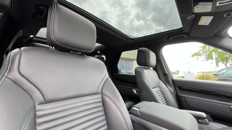 Land Rover Discovery 3.0 D300 R-Dynamic SE 5dr Auto Diesel Station Wagon - Image 38