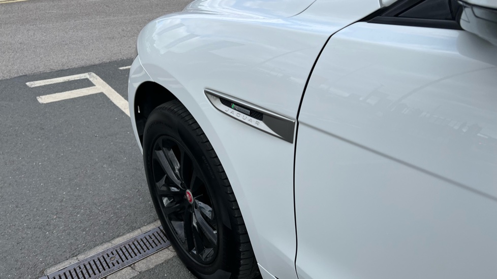 Jaguar F-Pace 2.0d R-Sport 5dr Auto AWD Diesel Estate - Image 20
