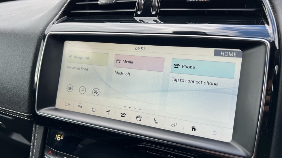 Jaguar F-Pace 2.0d R-Sport 5dr Auto AWD Diesel Estate - Image 37