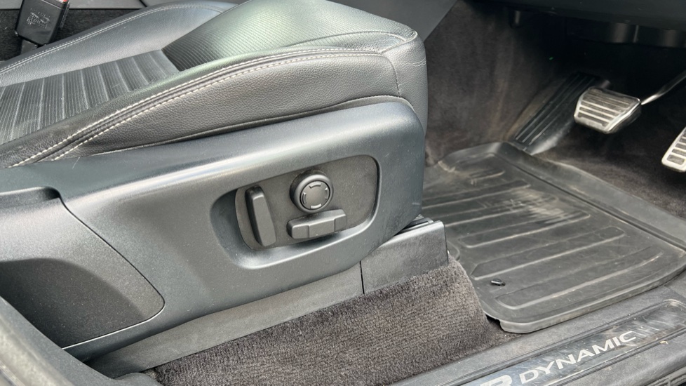 Land Rover Discovery 3.0 D250 R-Dynamic S 5dr Auto Diesel Station Wagon - Image 35
