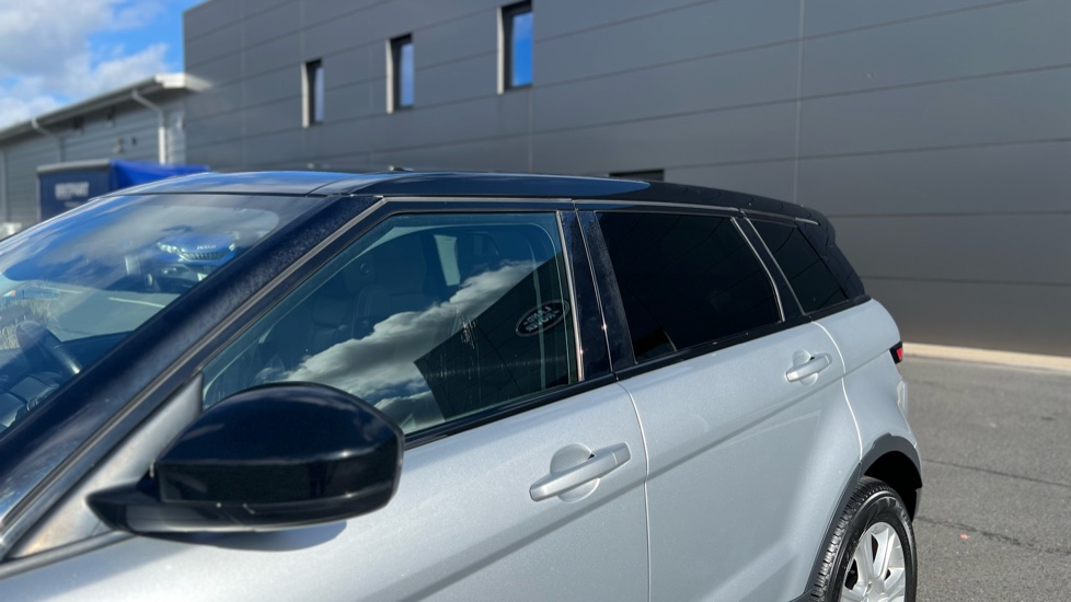 Land Rover Range Rover Evoque 2.0 TD4 SE Tech 5dr Auto Diesel Hatchback - Image 22