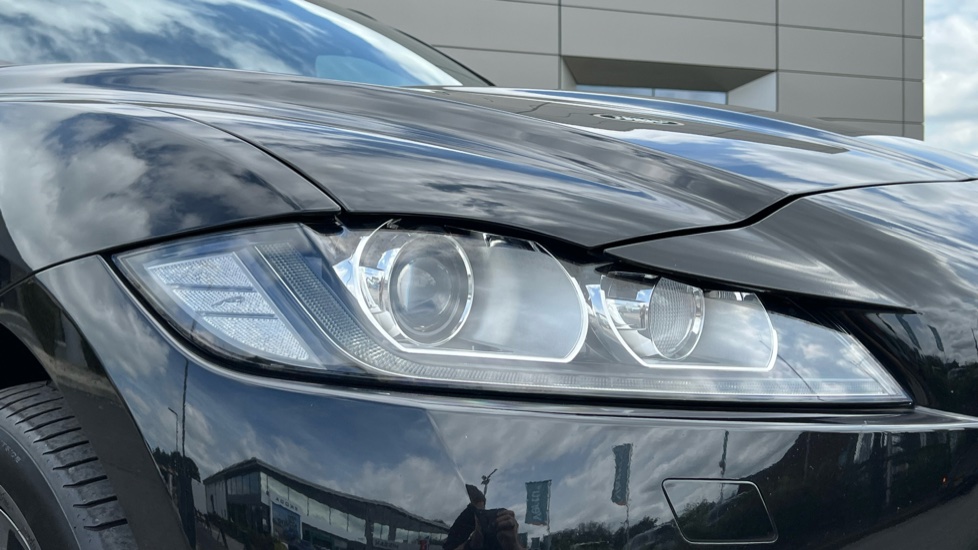Jaguar F-Pace 2.0 [250] Chequered Flag 5dr Auto AWD Petrol Estate - Image 17