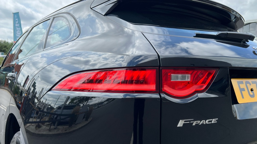 Jaguar F-Pace 2.0 [250] Chequered Flag 5dr Auto AWD Petrol Estate - Image 19