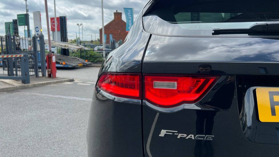 Jaguar F-Pace 2.0 [250] Chequered Flag 5dr Auto AWD Petrol Estate - Image 30