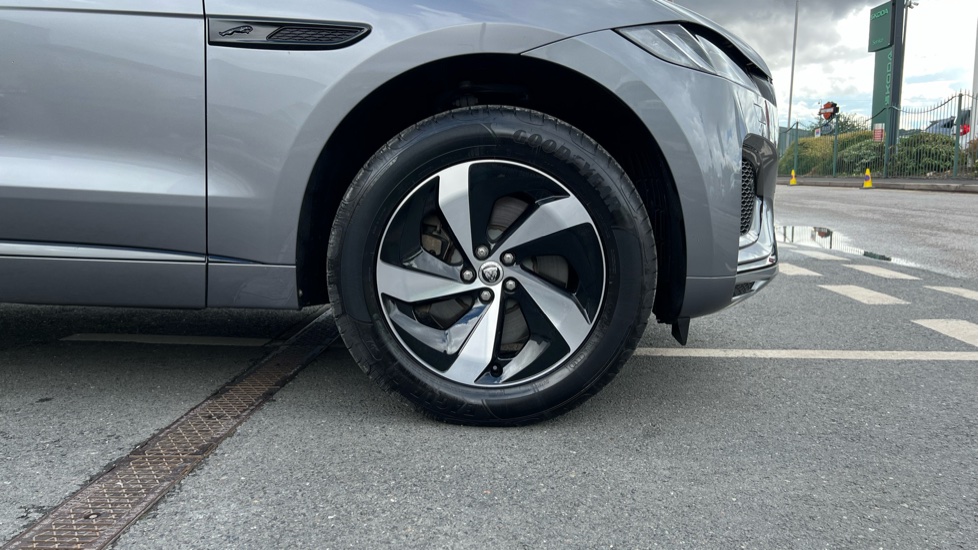 Jaguar F-Pace 2.0 P400e R-Dynamic SE Black 5dr Auto AWD Estate - Image 8