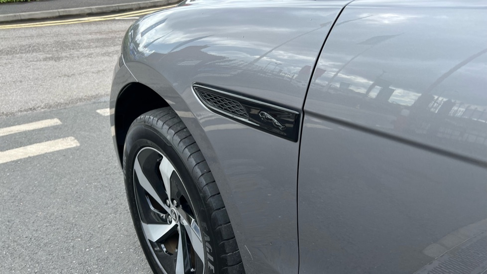 Jaguar F-Pace 2.0 P400e R-Dynamic SE Black 5dr Auto AWD Estate - Image 20