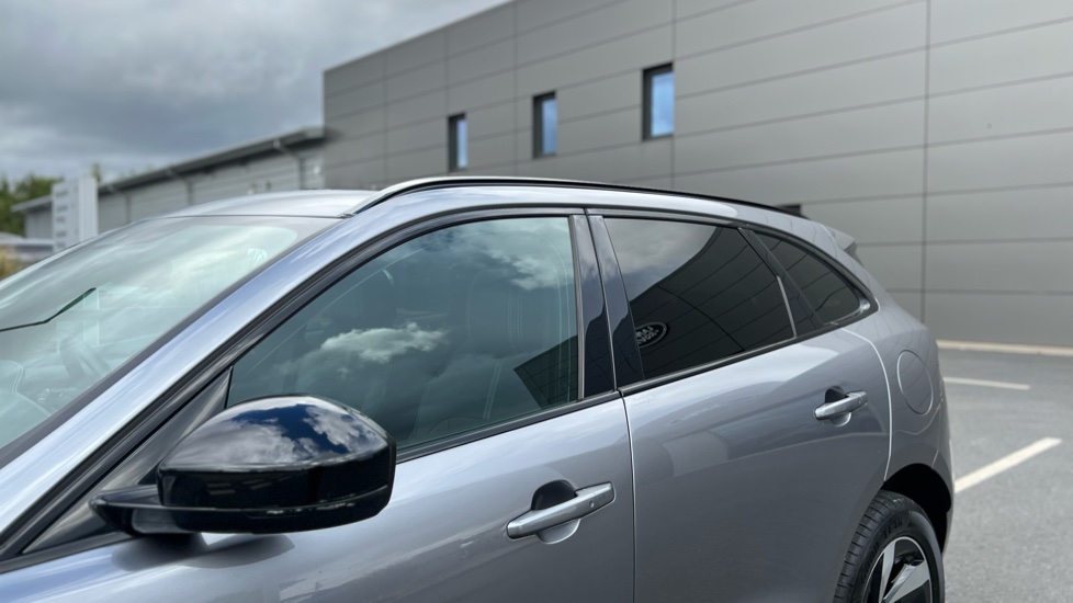 Jaguar F-Pace 2.0 P400e R-Dynamic SE Black 5dr Auto AWD Estate - Image 22