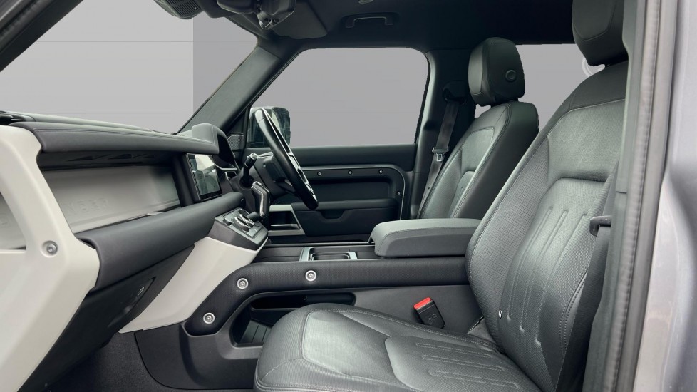Land Rover Defender 3.0 D250 X-Dynamic SE 110 5dr Auto Diesel Estate - Image 3