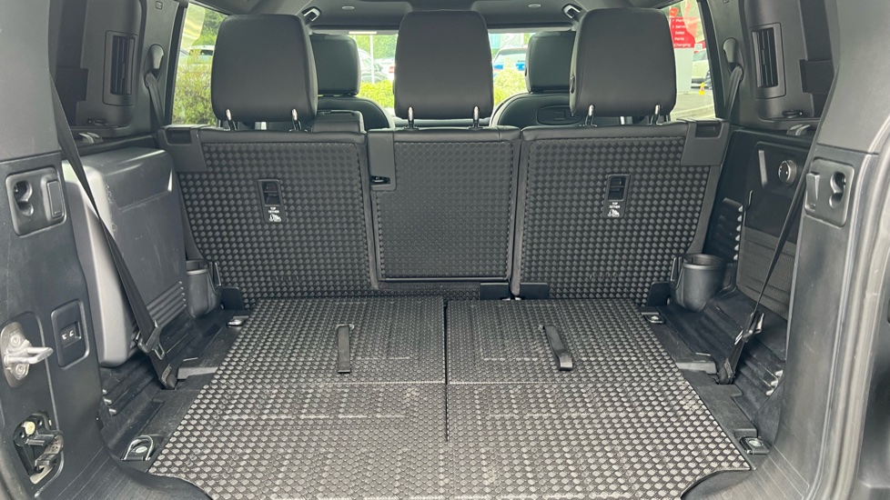 Land Rover Defender 3.0 D250 X-Dynamic SE 110 5dr Auto Diesel Estate - Image 10